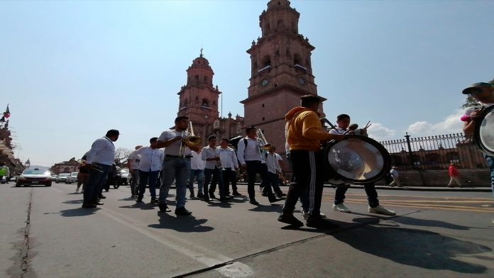 Músicos marchan en Morelia debido a la falta de trabajo y sustento económico