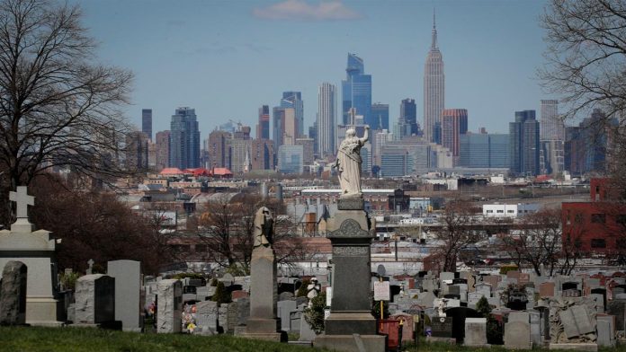 Nueva York evalúa usar parque como cementerio temporal por Covid-19