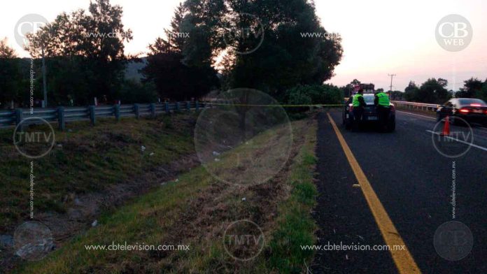 Vuelca camión con aguacate al sur de Morelia; hay tres muertos