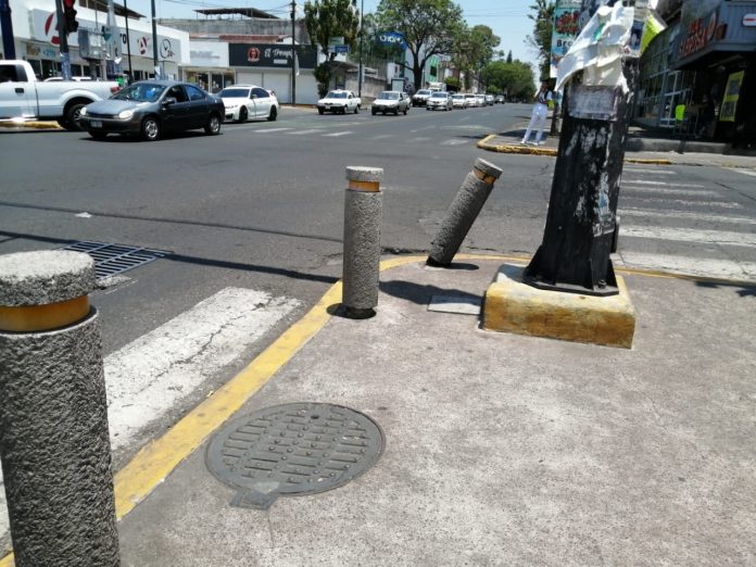 Postes de contención y botes para basura derribados sobre Ventura Puente