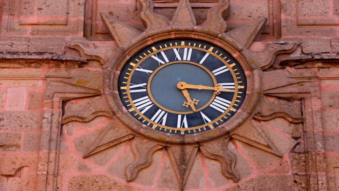 Morelianos se muestran indiferentes con el cambio de horario de verano.