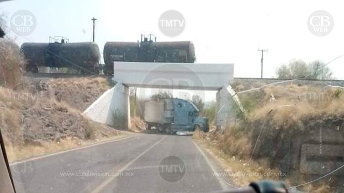 Sicarios bloquean con trailer la carretera Cuatro Caminos-Arteaga