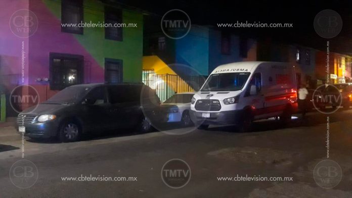 Sin identificar persona encobijado en la Mártires de la Plaza