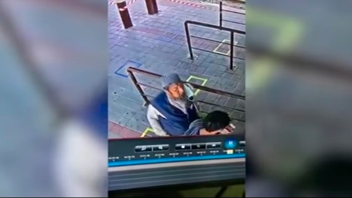 Video: Hombre enfermo de coronavirus le escupe en la cara a joven antes de su muerte en un tren