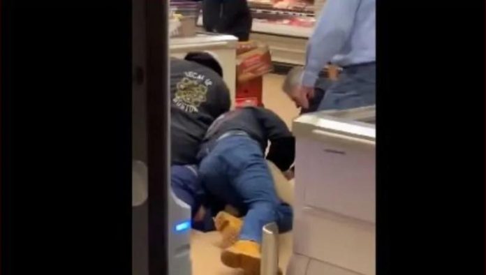 Video: Derriban a abuelito por escupir sobre alimentos en plena crisis por el Covid-19