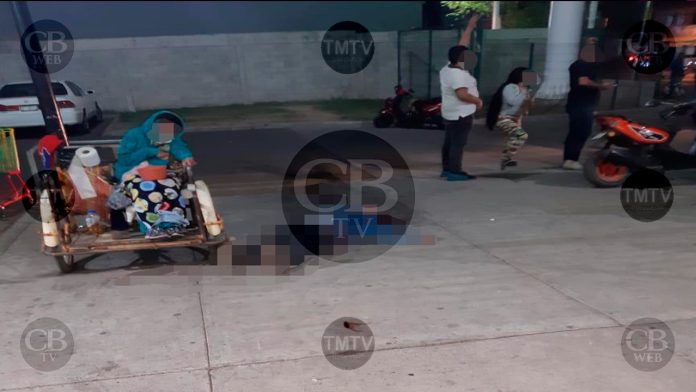 Matan a un anciano afuera de Bodega Aurrera enfrente de su esposa