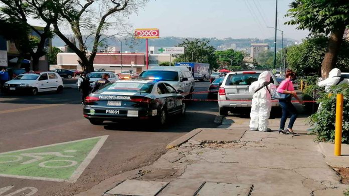Fiscalía acordona camioneta afuera de la Cruz Roja, un fallecido