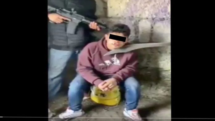 VIDEO (+18): CJNG interroga a niño sicario de Huetamo; lo descuartizan