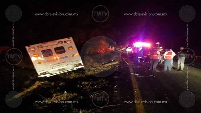 Muere paramédico al chocar la ambulancia con un árbol