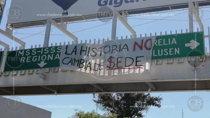 Aficionados a la monarquía colocan mantas en puentes de Morelia