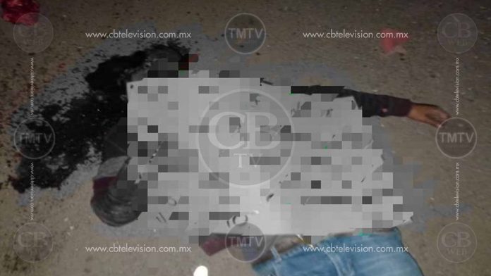 Michoacán: Abandonan ejecutado con cartulina en la carretera