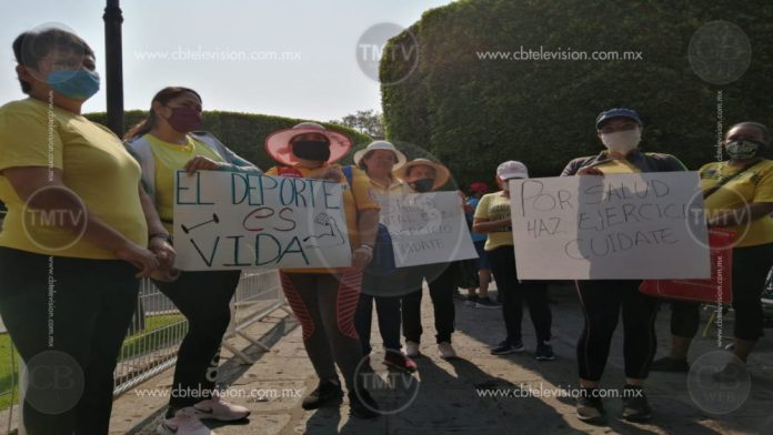 Integrantes de gimnasios se manifiestan sobre Av. Francisco I Madero