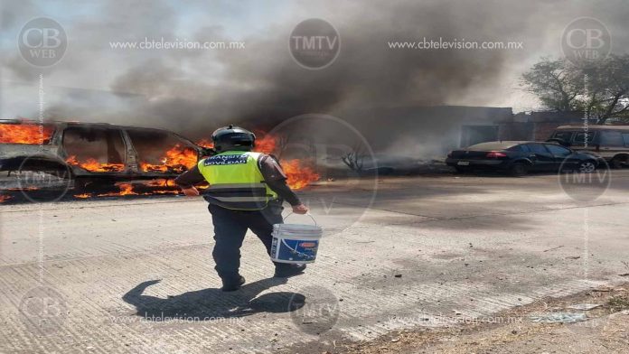 A cubetadas intentan apagar incendio los motociclistas de Tránsito y Movilidad