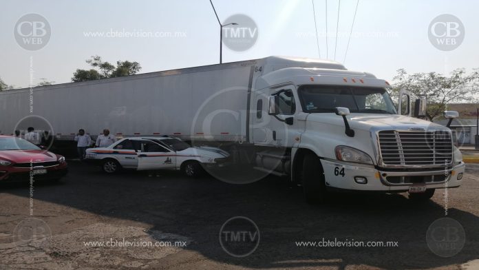 Choque de trailer y taxista deja una mujer lesionada