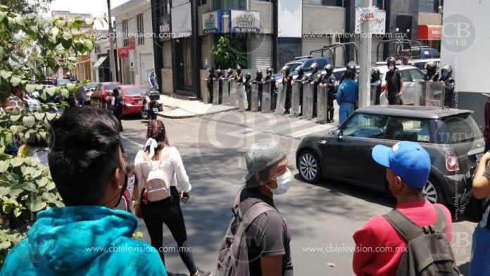 Despliega SSP operativo afuera de la FGR ante protesta de normalistas