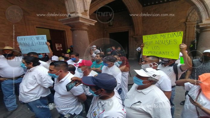 Comerciantes marchan por clausura de espacios
