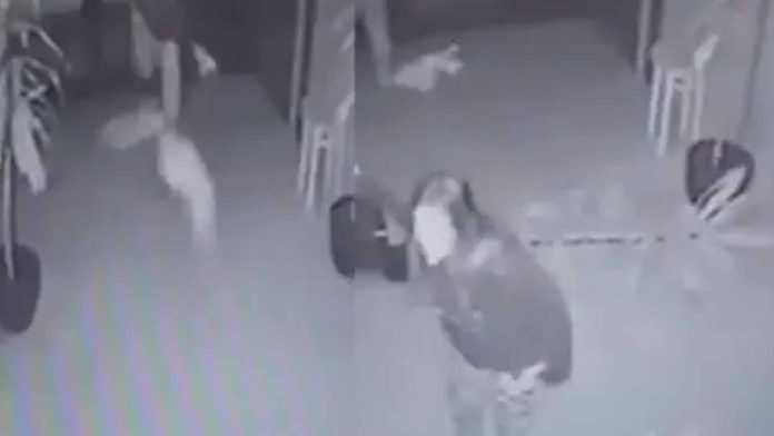 Video: Mujer lanza a su bebé al piso tras discutir con su pareja