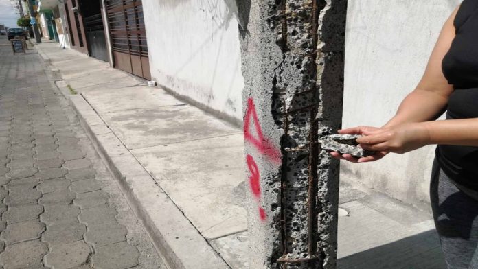 Postes de luz se caen a pedazos poniendo en riesgo a los ciudadanos