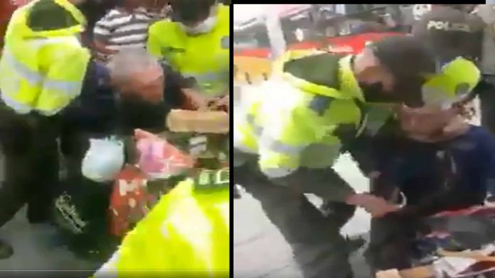 VIDEO (+18): Policías le dan una brutal golpiza a un abuelito