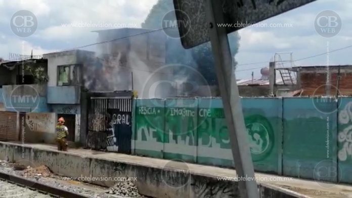 Arde en llamas bodega de reciclaje en la Industrial