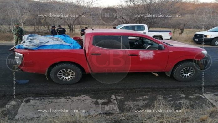 Encuentran a 12 ejecutados en la batea de una camioneta abandonada en Huetamo