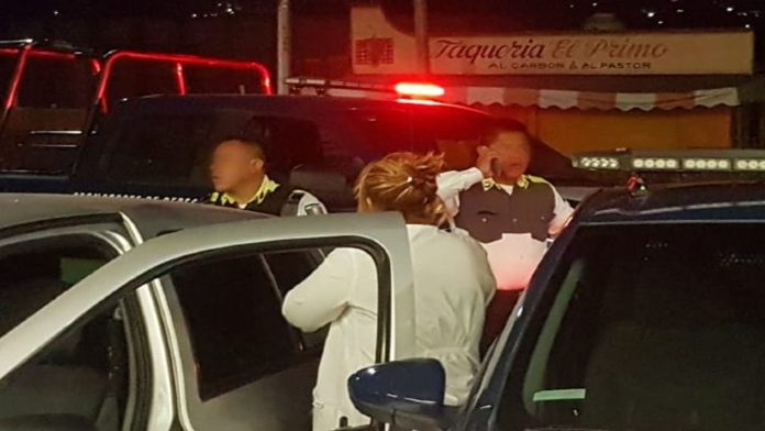 Video: Policías agreden a enfermera que atiende pacientes con Covid-19