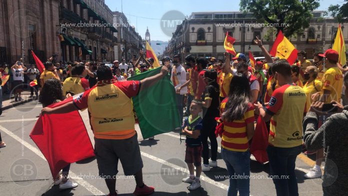 Video: Afición del monarcas le arremeten contra Ricardo Salinas