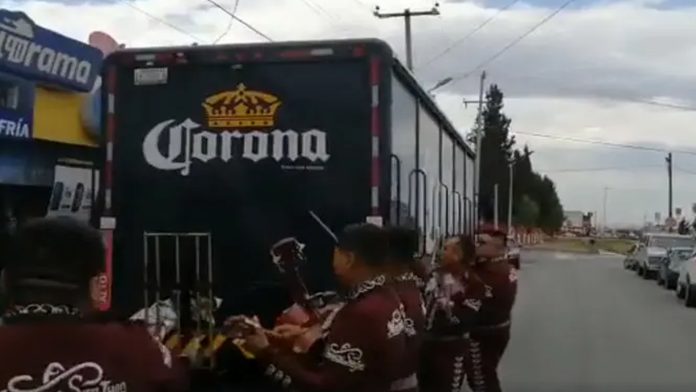 Video: Con mariachis reciben abastecimiento de cerveza