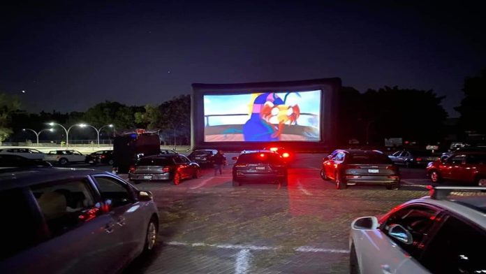 Cine instala autocinema para esta cuarentena