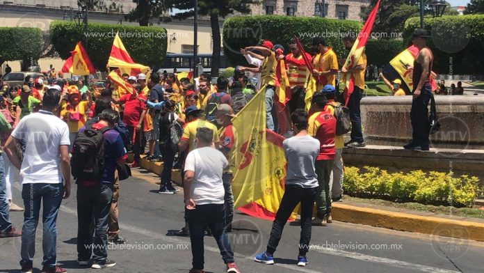 Aficionados de Monarcas extienden su protesta y marchan a la fuente de Las Tarascas