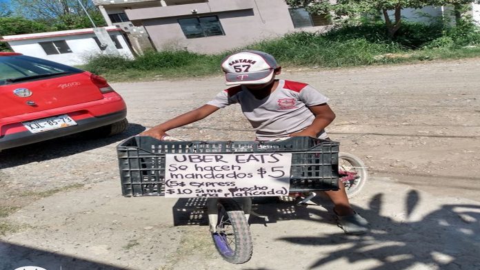 Niño se vuelve viral por ofrece mandados a 5 pesos o a 10 si se echa una platicadita