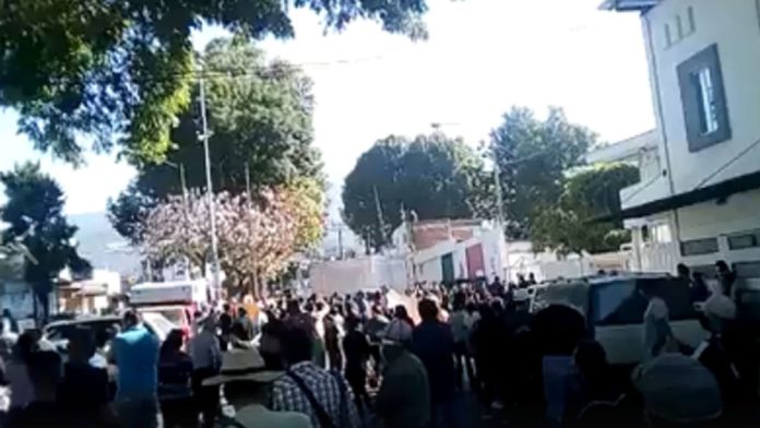 Se manifiestan en Uruapan para contagiarse de Covid-19