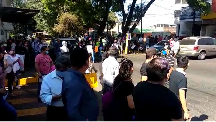Comerciantes acuden al “contagio masivo de Covid-19” afuera de la alcaldía de Uruapan