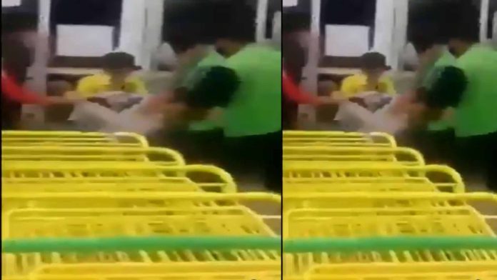 Video: Empleados de Bodega Aurrera se pelean con clientes