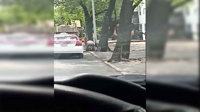 Video: Taxistas protagonizan pelea en vía pública de la CDMX