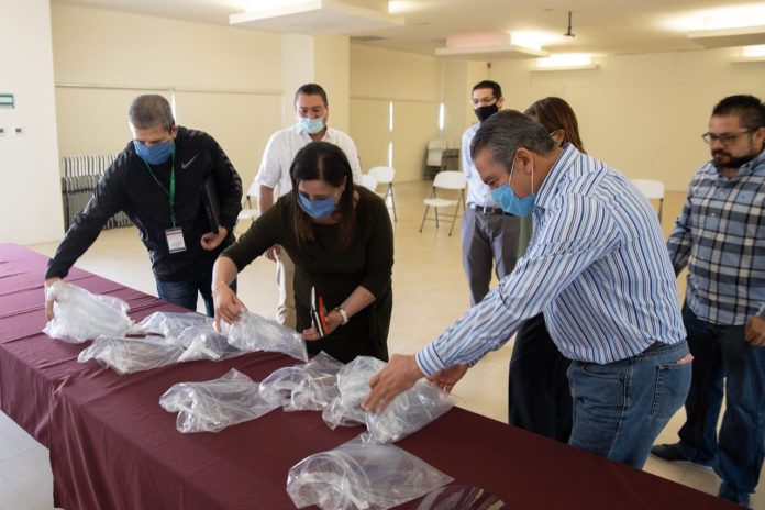 Encabeza Raúl Morón donación de 25 mil caretas protectoras al IMSS Michoacán