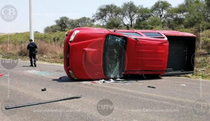 Vuelca camioneta tras una persecución en Tarimbaro; hay dos detenidos
