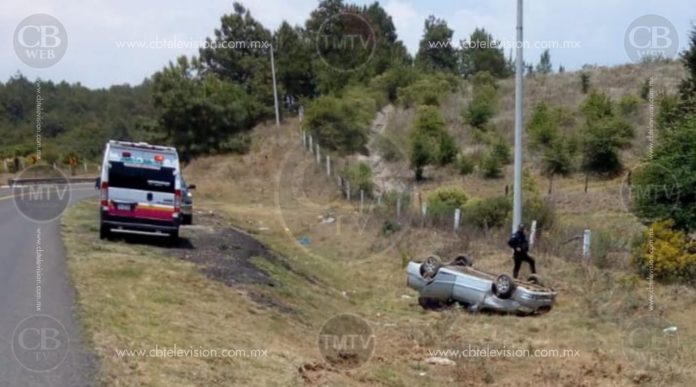 Vuelca su auto en la libre a Pátzcuaro y pierde la vida