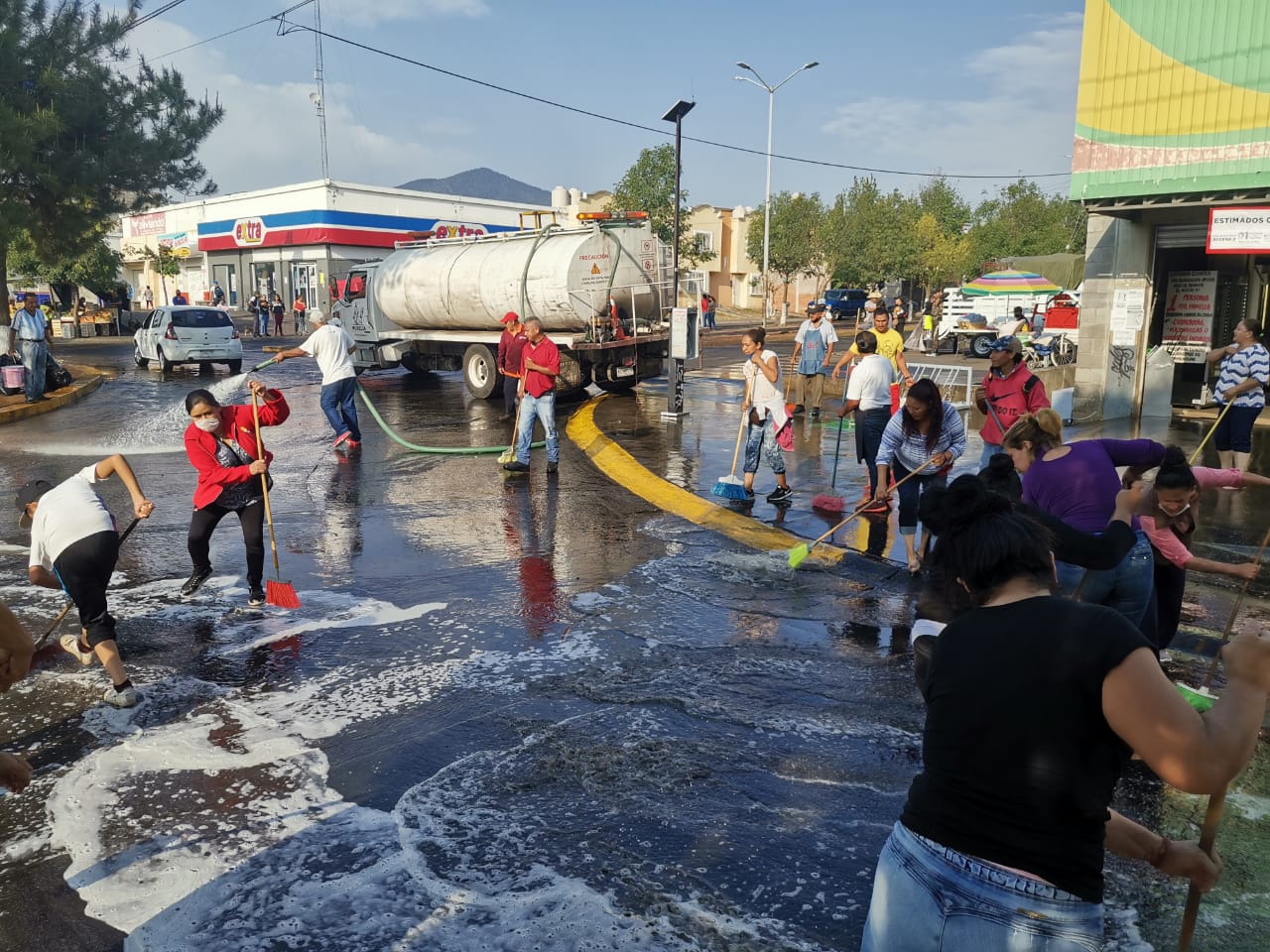 Se unen comerciantes y gobierno municipal para limpiar avenida Se unen comerciantes y gobierno municipal para limpiar avenida
