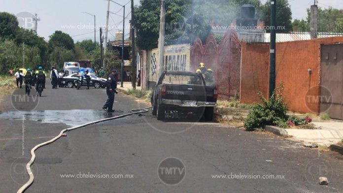 Morelia: Arde en llamas una camioneta en la avenida División del Norte