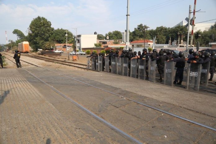 Con cohetones y piedras los alumnos de las normales se enfrentaron con policías