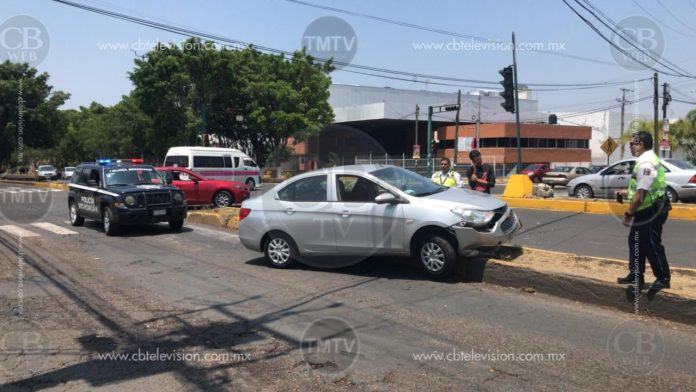 Auto se sube al camellón en el cruce de Universidad y La Huerta
