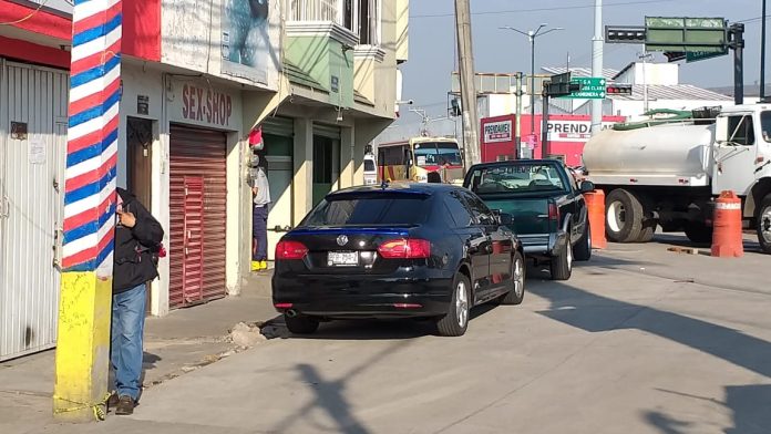 Única entrada a la calle José Santos Villa es usada como estacionamiento