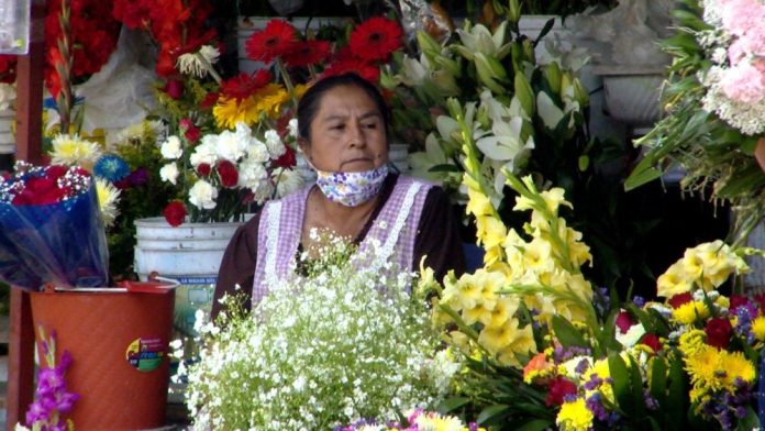 Vendedores de flores se preparan con días de anticipación al 10 de mayo