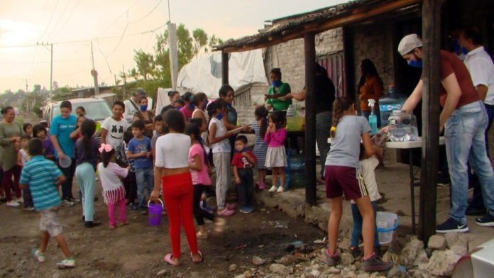 Morelia: Padre e hijo apoyan a comunidades necesitadas ante contingencia