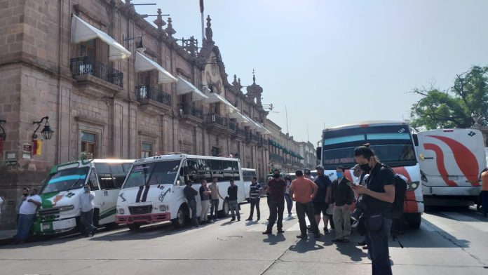 Transportistas urbanos se manifiestan frente a Palacio de Gobierno