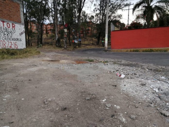 Calle Cueramo presenta problemática de baches de hace varios años