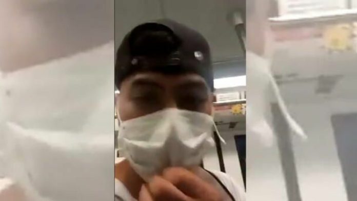 Video: Hombre restriega su nariz contra un tubo del metro;