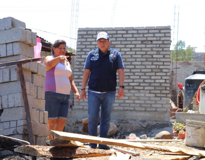 En apoyo a familias de escasos recursos, instala Sedesoh máquina vibrobloquera en Tacámbaro