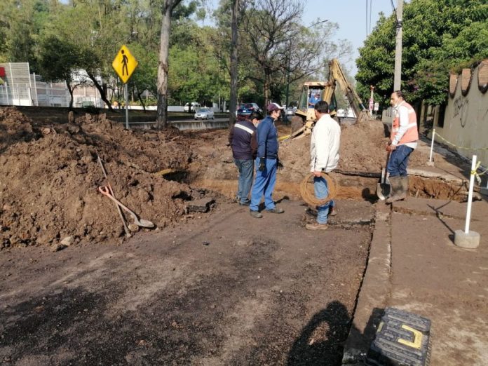 Reparan tubería dañada sobre lateral de avenida Camelinas: Luego de que en redes sociales se publicara un video de una gran fuga de agua sobre una de las laterales de la avenida Camelinas a la altura del Lienzo Charro, el Organismo Operador de Agua Potable, Alcantarillado y Saneamiento de Morelia (Ooapas), ya se encuentra reparando esta tubería dañada.